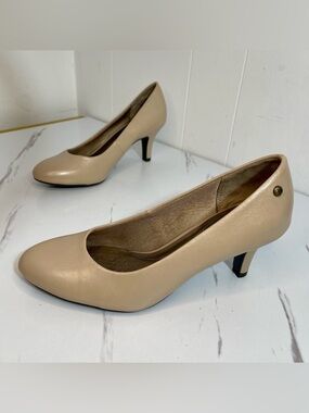 Life Stride Nude/Tan Low Heel Pumps Size 7.5M